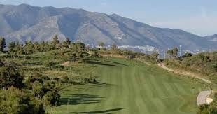 Chaparral golf club op 2 km van Balcones del Chaparral met zicht op de bergen
